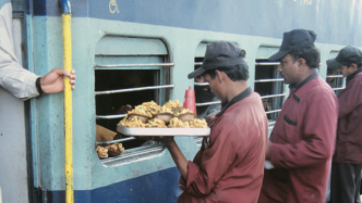 穿越喜马拉雅山区，乘客在“世界遗产”铁路上吃什么？