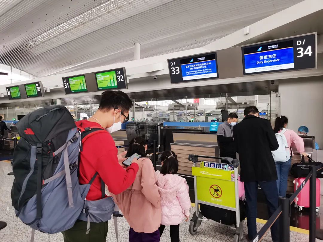 所有进入白云机场航站楼的人员(包括搭乘航班出港的旅客和送行,接机的