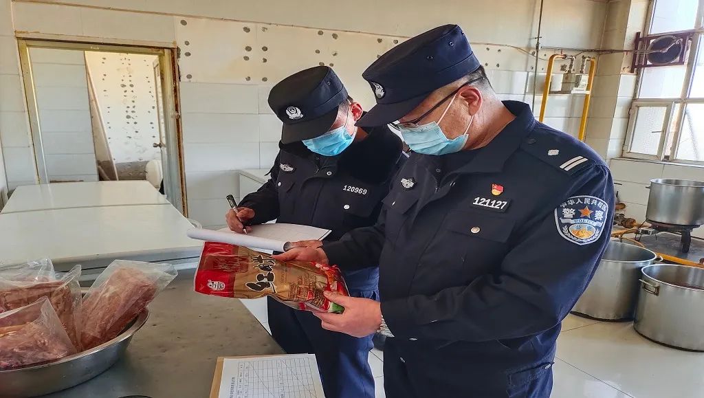 阿左旗公安局环食药侦大队开展春节前食品安全专项检查