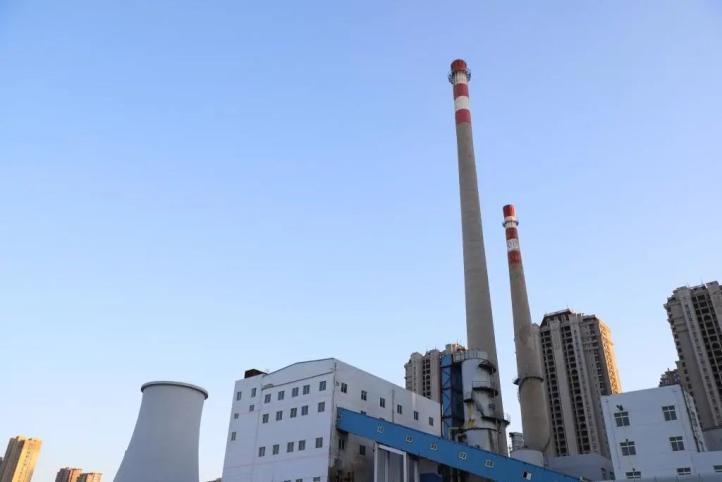 由于两家紧挨着,所以往年一到供热季,小区居民就会盯紧隔壁邻居,谨防