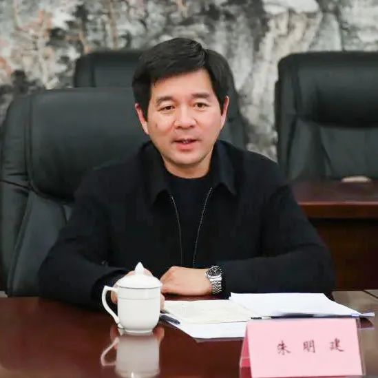 会上,朱明建传达中央,市委,区委经济工作会议精神,并对切实做好"六稳"