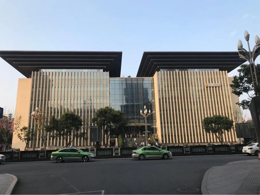 四川省图书馆,成都市博物馆,锦城艺术宫,天府大剧院等文化场馆形成"
