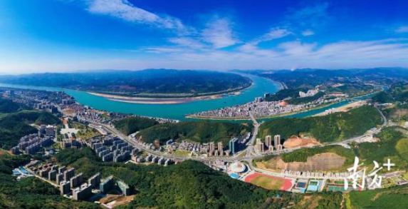 近年来,封开县以开展全面推进"实施一批亮化工程,建设一批小公园,建设