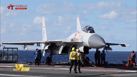 辽宁舰上调度班唯一女兵太飒了她的任务是保障歼15放飞回收