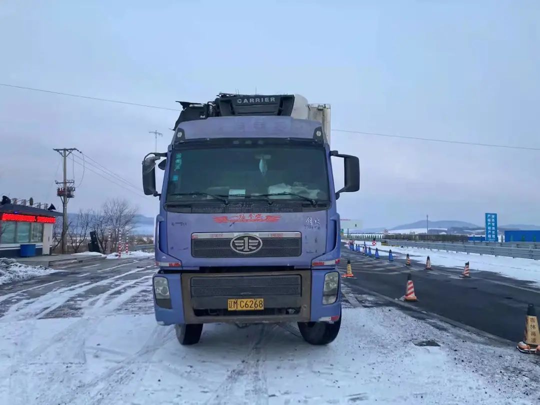 臨時停車帶或者應急車道上,並在車輛後方150米處擺放反光三腳牌等警示