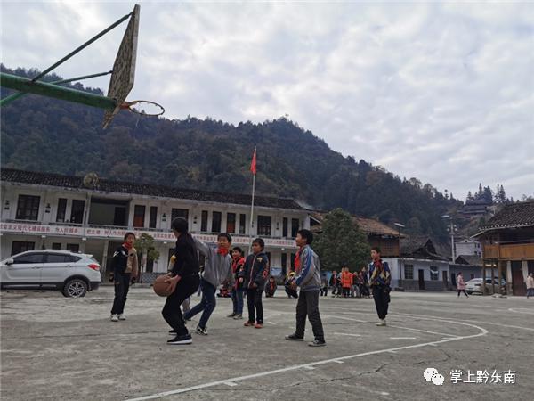 凯里欧文蔡崇信公益基金会乜洞小学_欧文捐赠贵州黎平小学冬衣篮球场_欧文资助美国当地14所学校篮球项目 为学生运动员提供全套装备