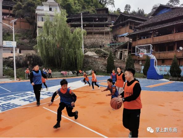 欧文捐赠贵州黎平小学冬衣篮球场_凯里欧文蔡崇信公益基金会乜洞小学_欧文资助美国当地14所学校篮球项目 为学生运动员提供全套装备