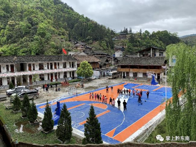 欧文资助美国当地14所学校篮球项目 为学生运动员提供全套装备_凯里欧文蔡崇信公益基金会乜洞小学_欧文捐赠贵州黎平小学冬衣篮球场