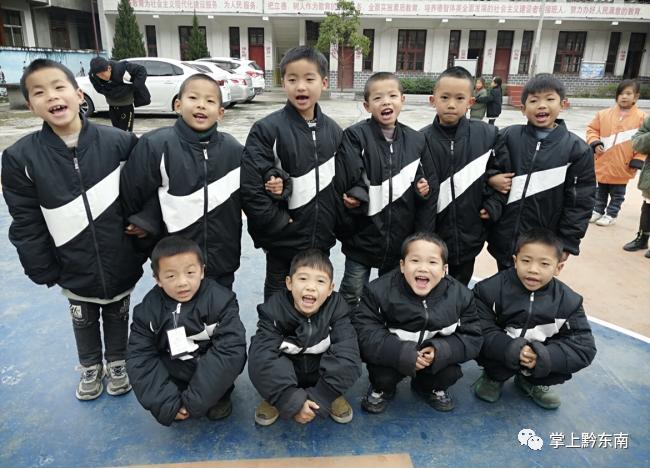 欧文捐赠贵州黎平小学冬衣篮球场_欧文资助美国当地14所学校篮球项目 为学生运动员提供全套装备_凯里欧文蔡崇信公益基金会乜洞小学