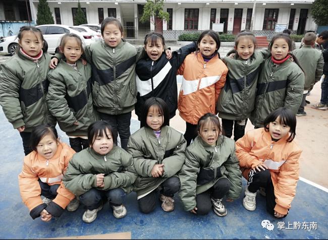 欧文捐赠贵州黎平小学冬衣篮球场_欧文资助美国当地14所学校篮球项目 为学生运动员提供全套装备_凯里欧文蔡崇信公益基金会乜洞小学