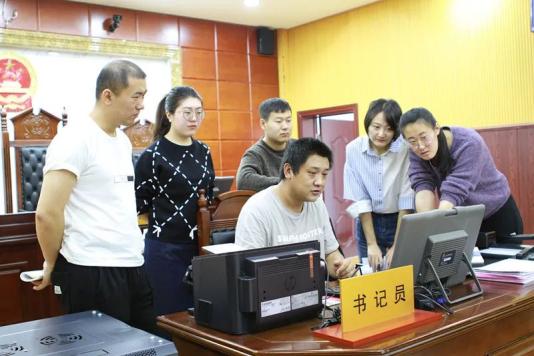 张乃仁有铁骨铮铮,秉公执法的一面,也有博爱厚重的一面.