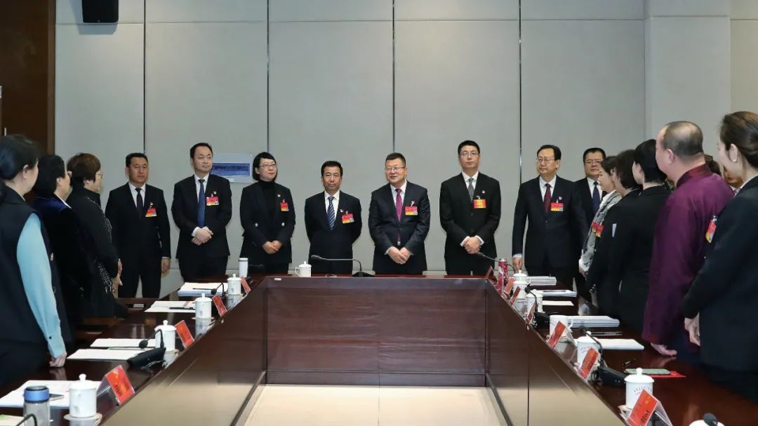 1月20日下午,区委书记程重重率区四大班子领导来到各代表团,亲切看望