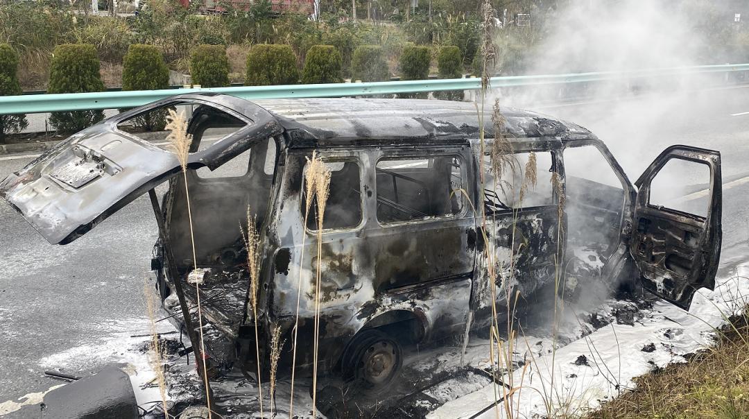 消防救援惠兴高速一面包车自燃旁边30米就是加油站