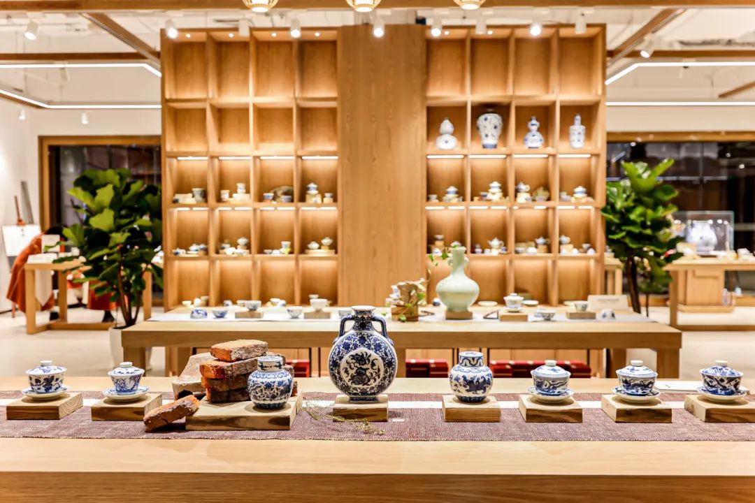 三楼"赏会"作为展览陈列空间,主要用于举行以书画,陶瓷等