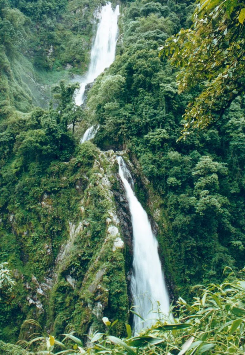 (气势磅礴的黄连山瀑布)