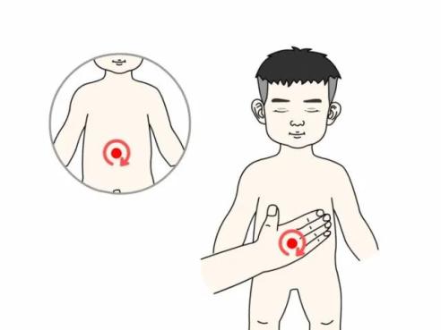 平时可以帮助宝宝顺时针按摩腹部,以肚脐为中心,用手掌或食中指指端