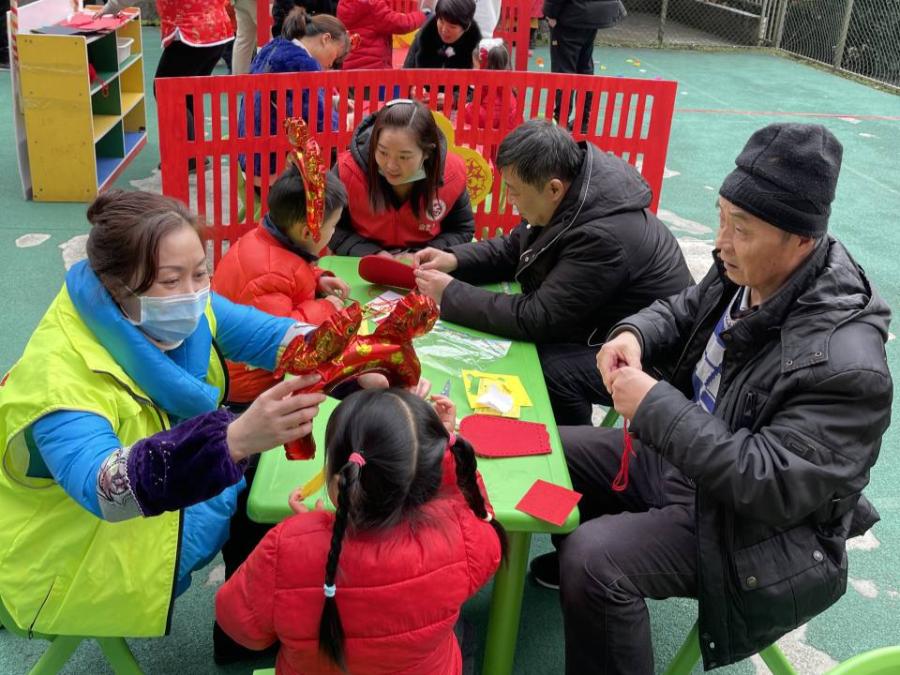 1月17日,濱港路社區巾幗志願者和渝北華藝幼兒園共同開展新春遊園活動