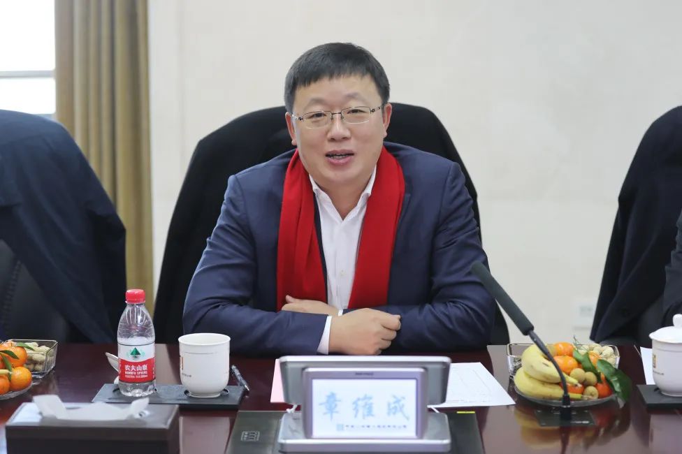 章维成代表局党委和领导班子,向离退休老领导,老同志致以节日的问候