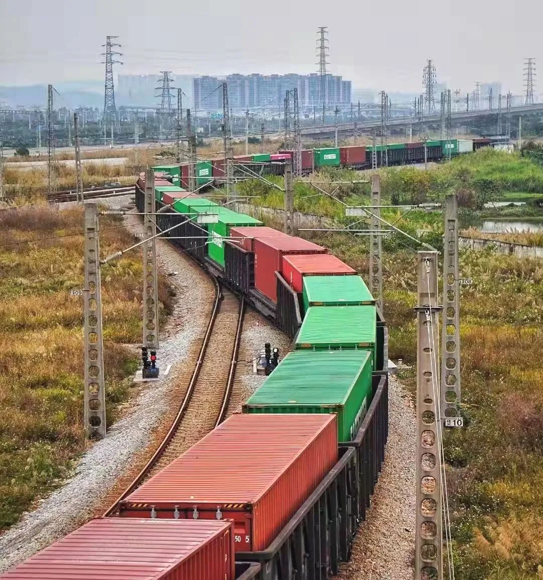 广珠铁路江门盐田港海铁联运班列成功首发