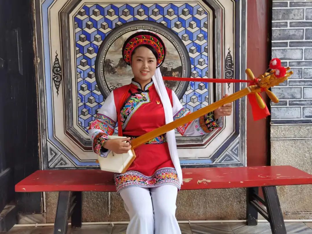 责任公司文化展示部白族村领班李晓黎最喜欢白族调里龙头三弦的声音