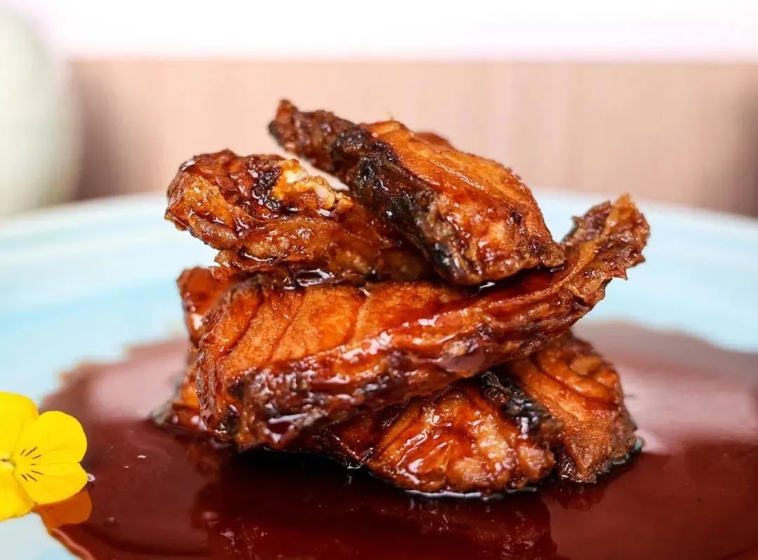 炸好后更有形也更有嚼劲比草鱼肉质地紧密得多选用大青鱼做爆鱼的主