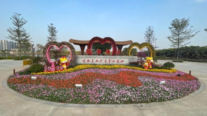执法局相关负责人表示,今年的春节摆花布置主要结合新会本土文化特色