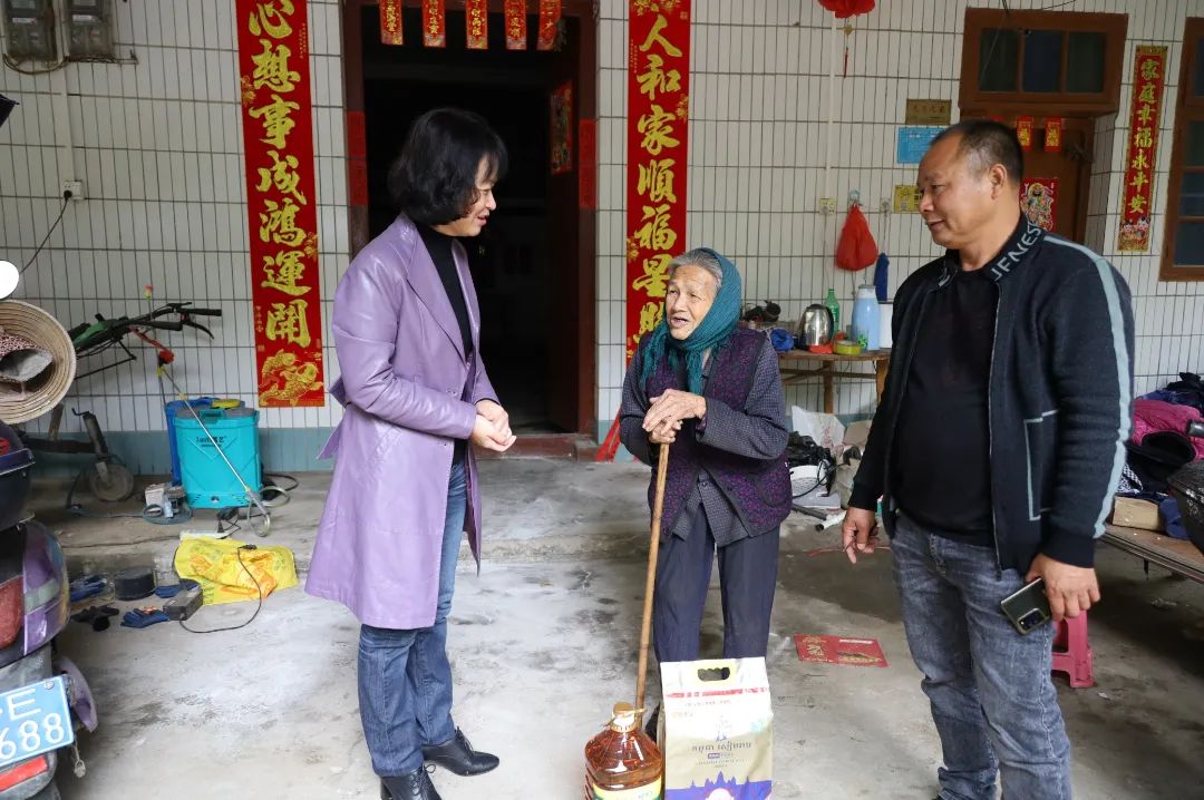 法院黨組書記,院長魏玉芳冒雨前往合浦縣沙崗鎮雙文村走訪慰問脫貧戶