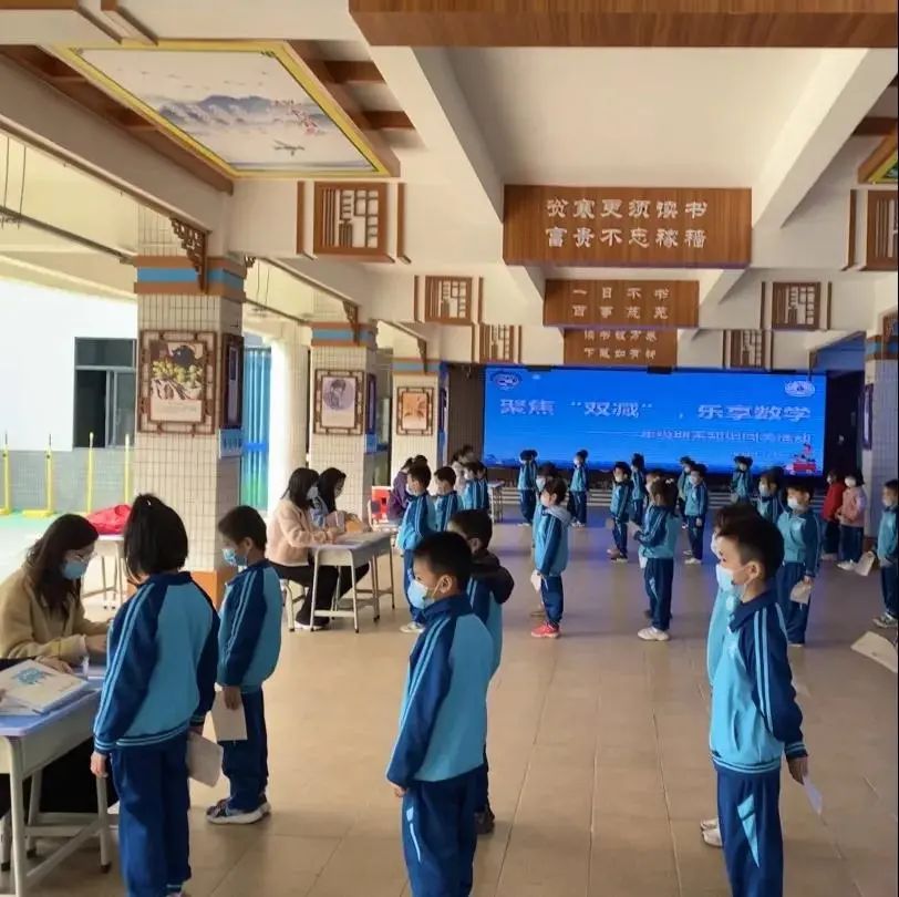 来到老师布置的知识游戏关卡中,孩子们手持闯关卡,△肇庆市第十一小学