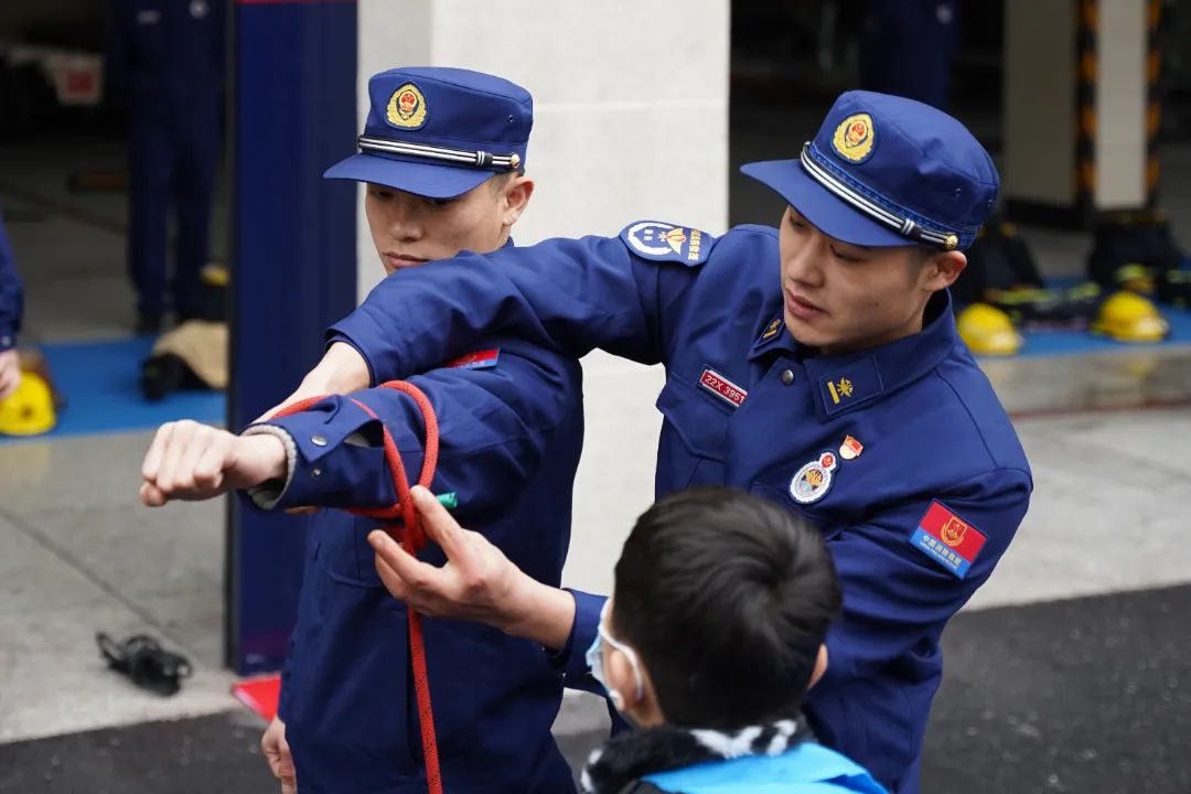 消防队员敬礼图片图片