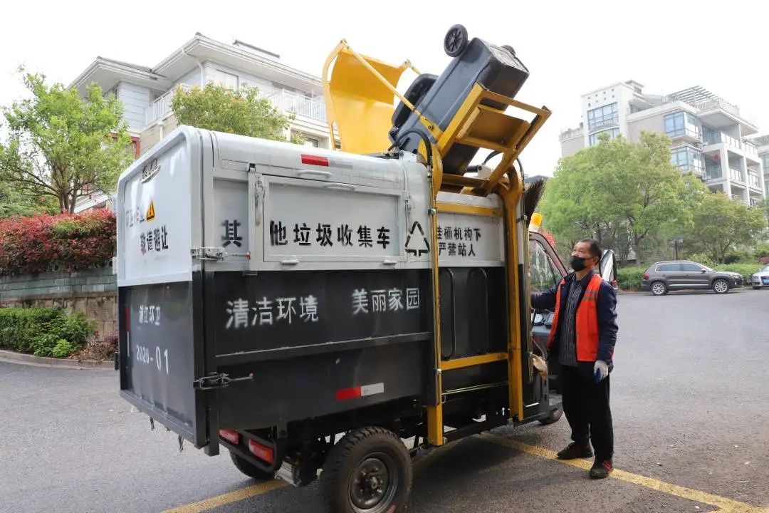 随着春节垃圾量增加,按照垃圾收运应急方案,城区"两定四分"点垃圾收运