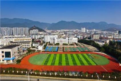 城关中学,创办于1991年,学校位于海游街道南山北麓,东依蟠龙公园,北接