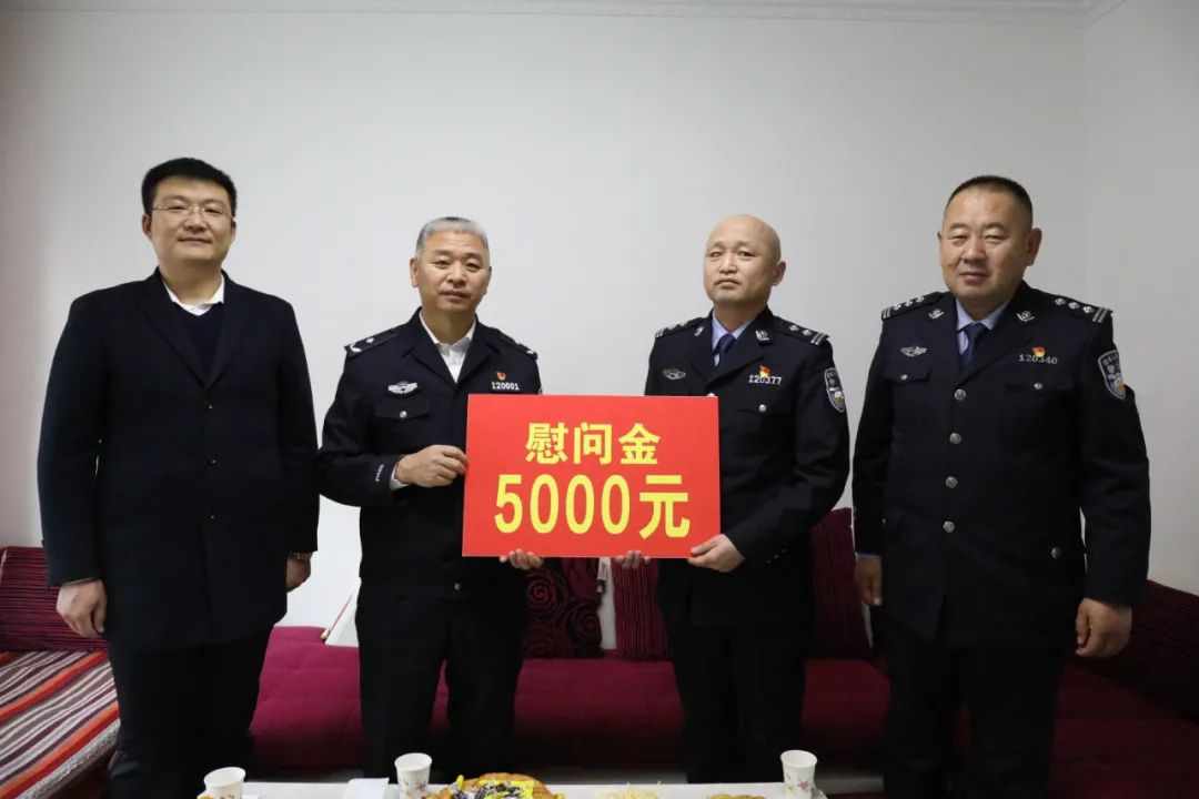 在患病民警,辅警家中,刘国明向他们送上了自治区公安厅党委,阿拉善盟