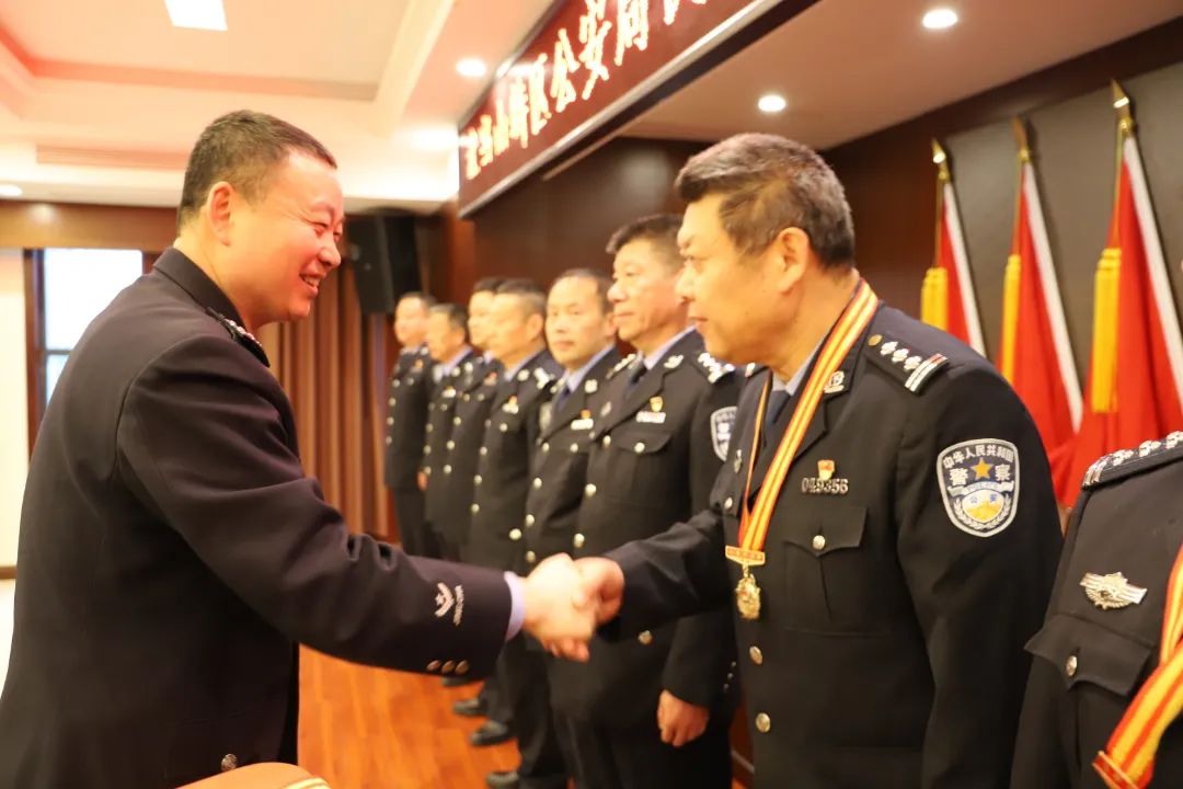 周军同志,对一直以"为人民服务"作为宗旨的从警30周年民警代表颁发