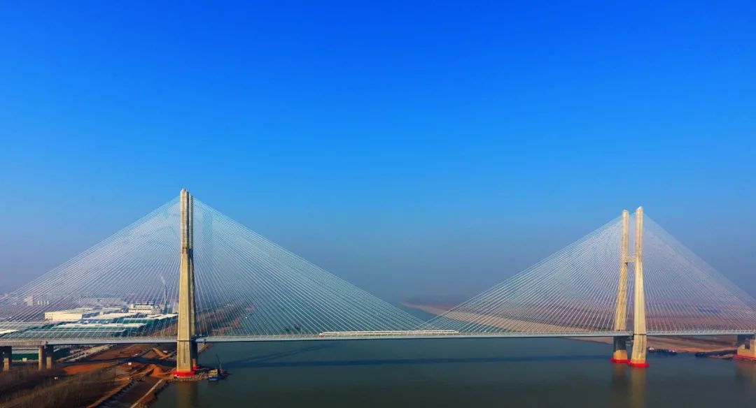 央视点赞!鳊鱼洲长江大桥上的"追风人"