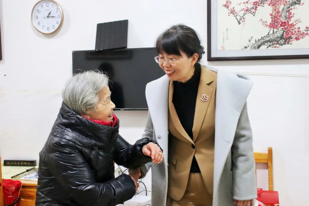 暖妇联娘家人给在湘八千湘女代表提前过小年送上爱的年货