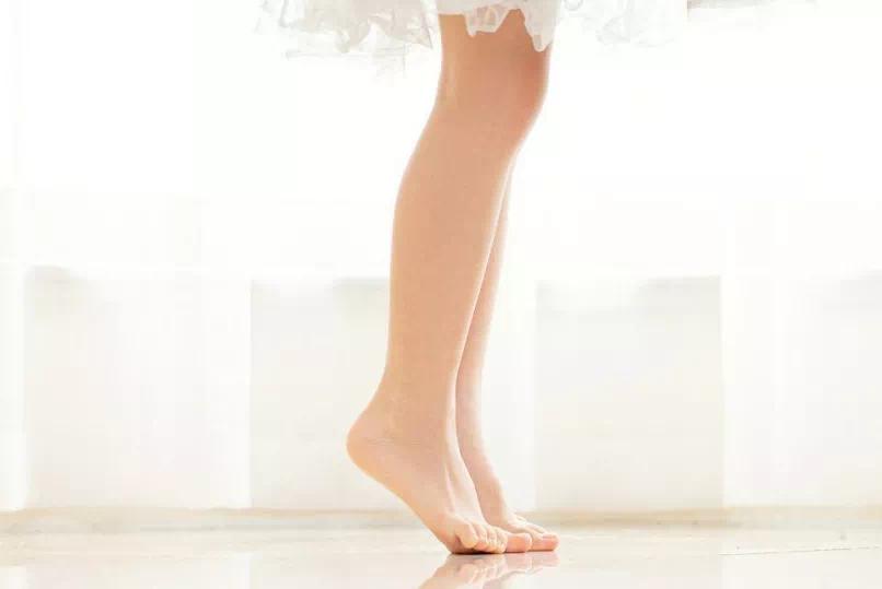 踮脚跟,是中医传统的保健动作,八段锦中就有"背后七颠百病消"这一势.