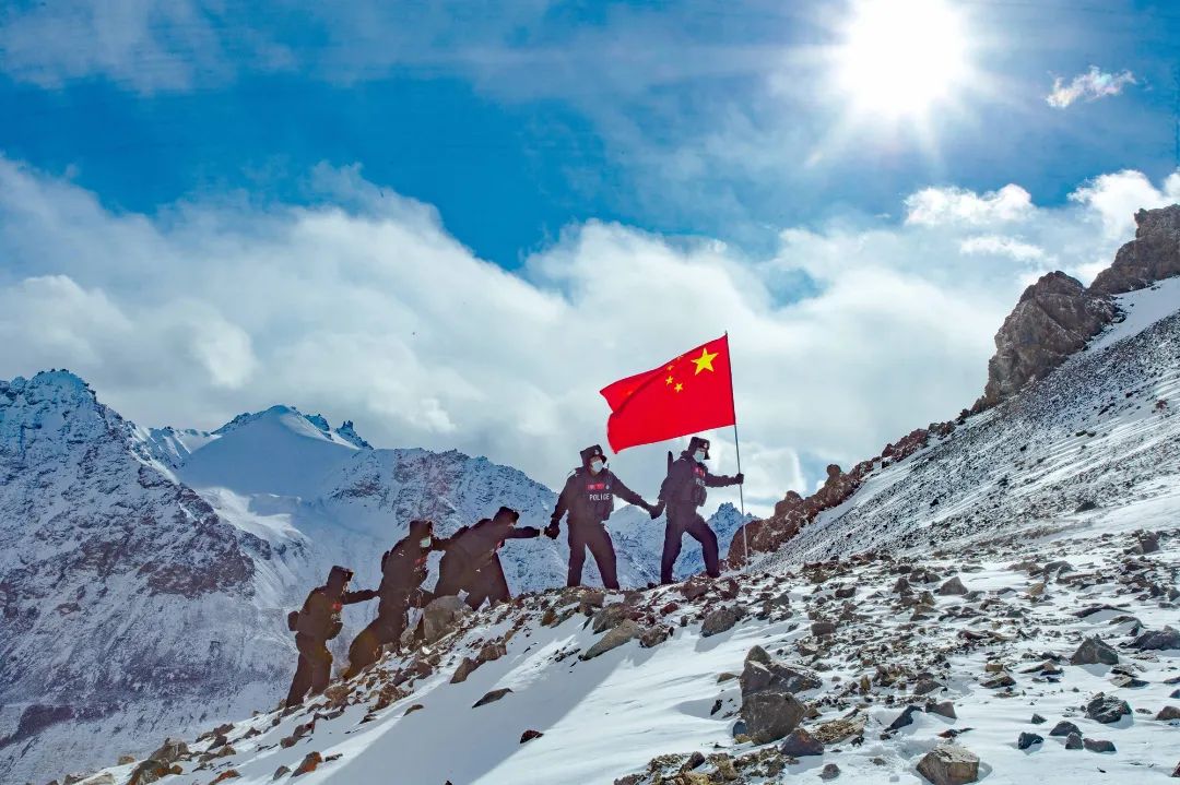 一分钟政法新闻海拔5200米军警联合踏雪巡边迎新年