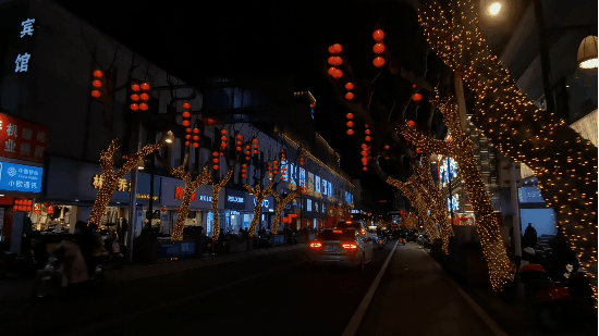 继光街(中山街-括苍路)继光街也挂上了喜庆的红色灯笼串,和夜景交相