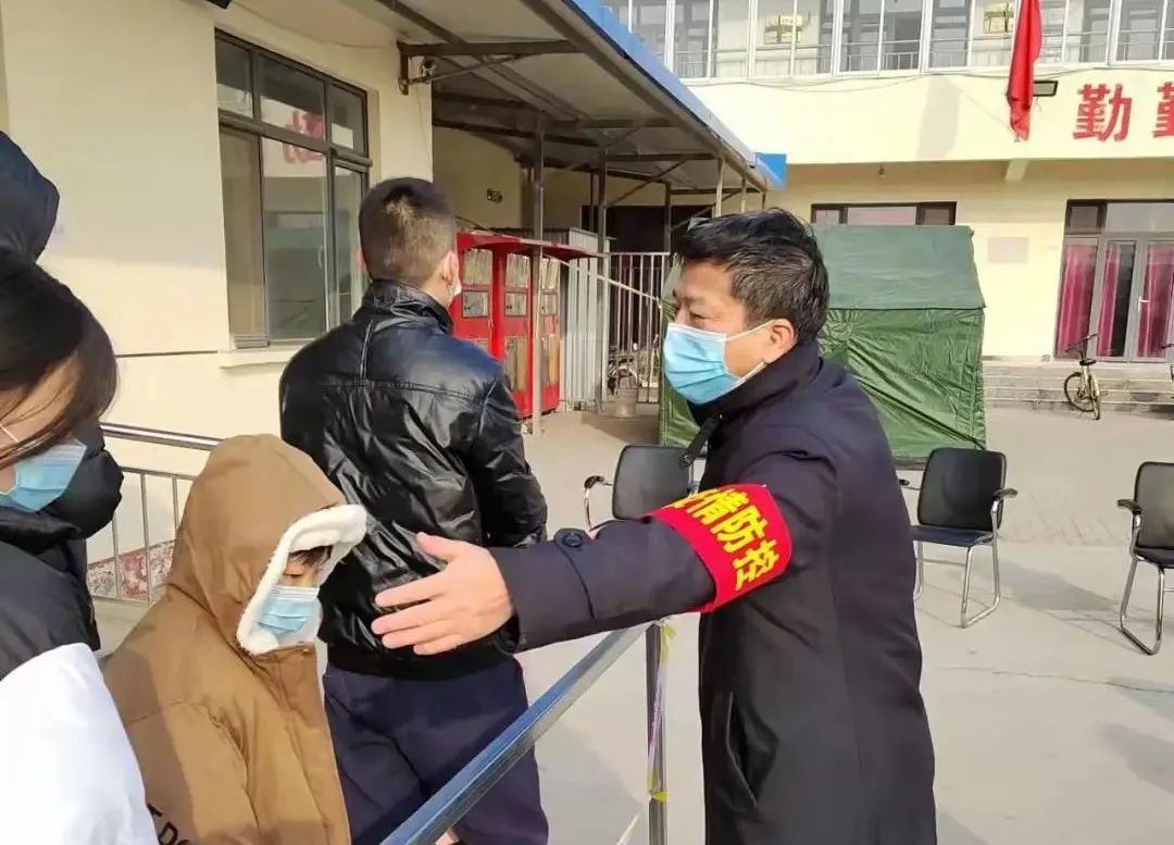 下沉社区的 老书记