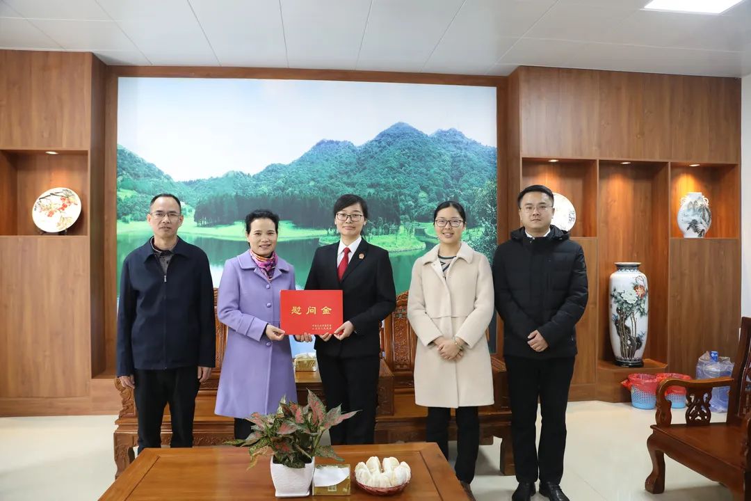 北流市领导节前看望慰问北流法院及优秀干警代表