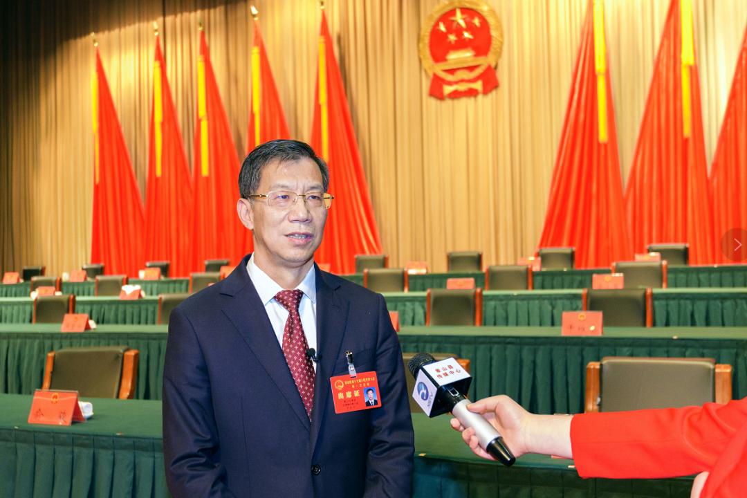 聚焦两会不负信任重托依法担当作为访新当选县人大常委会主任罗来兴