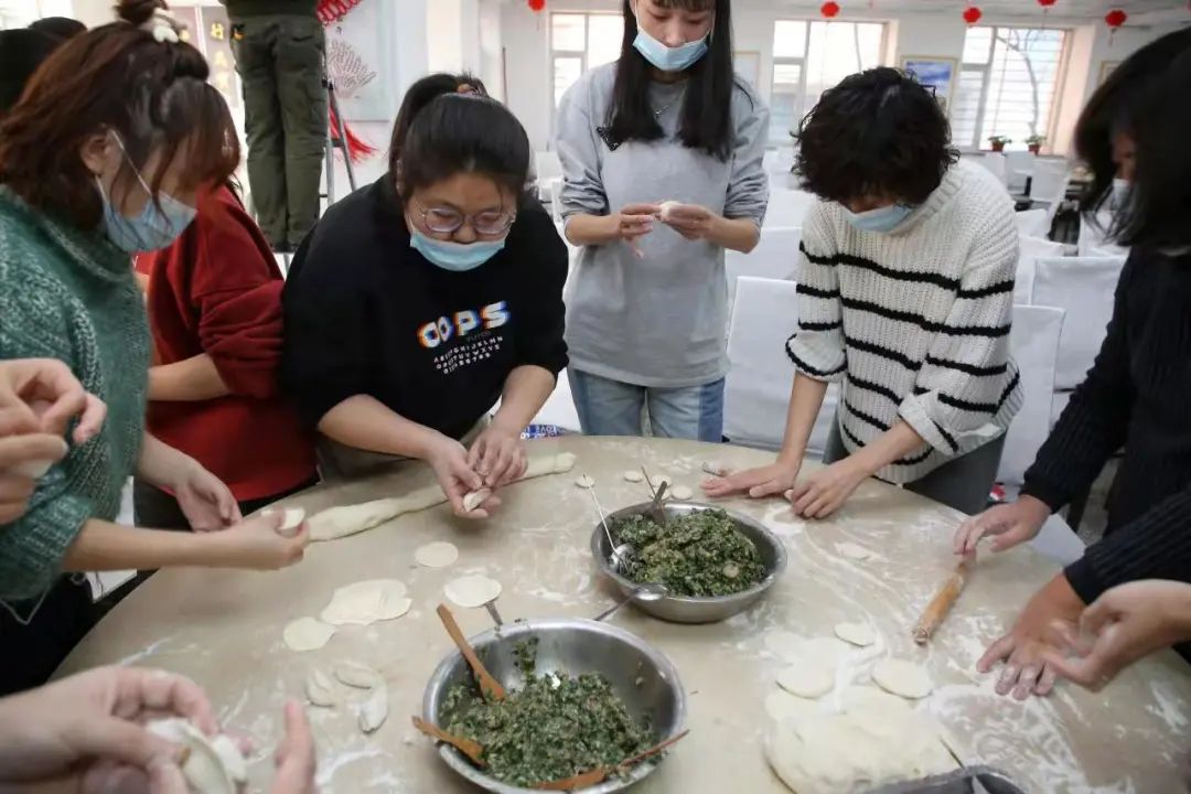 春节包饺子活动主题图片