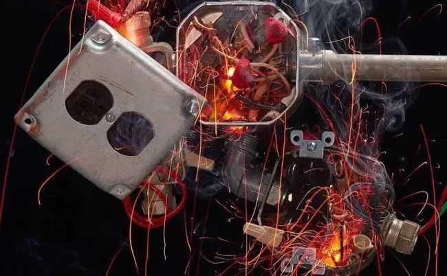 照明线路漏电起火致15人身亡这起事故暴露多重消防安全隐患