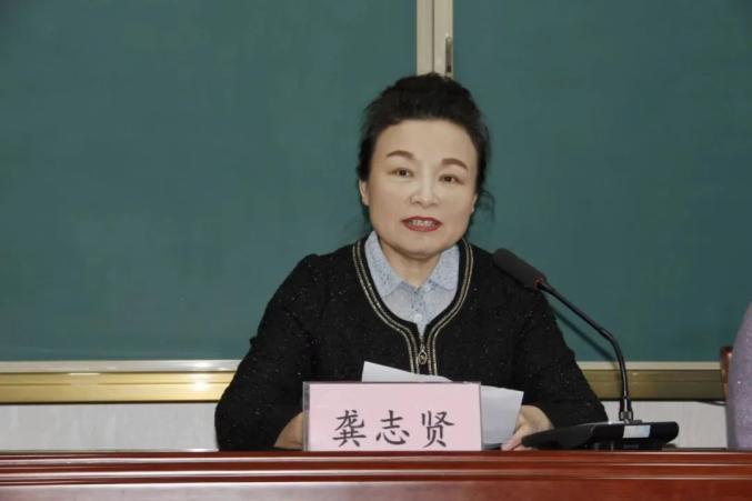 寒冬暖童心把爱带回家地区妇联举行李宁服装捐赠仪式