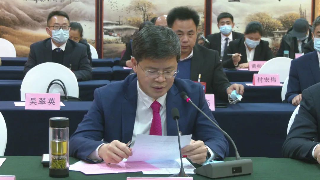 县委书记崔耀鹏主持召开威县优化营商环境暨部门承诺代表询问会