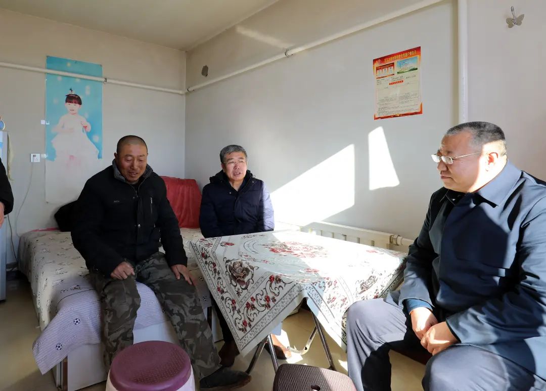 市人大常委会副主任武玉亮深入四子王旗走访慰问民族团结一家亲结亲户