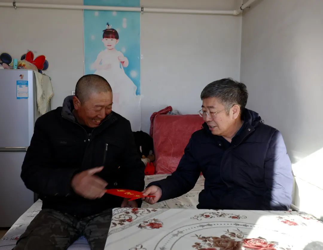 市人大常委会副主任武玉亮深入四子王旗走访慰问民族团结一家亲结亲户