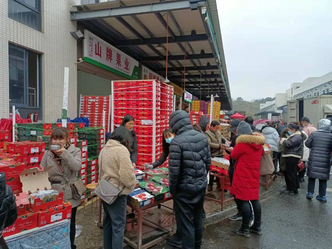 作为中南地区最大的水果交易市场,每天有数以万计的水果从红星全球农