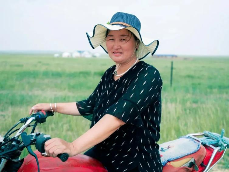 草原的边境线上的"鸽子姐"