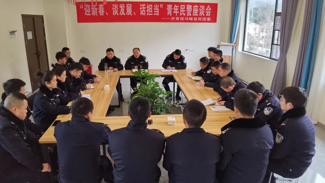 座谈会上,监狱党委委员,副监狱长王江同志深情回忆起自己的从警经历